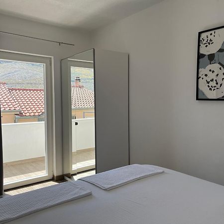 Apartmani Mlinar - One Bedroom Apartment With Seaview Grebastica Bagian luar foto