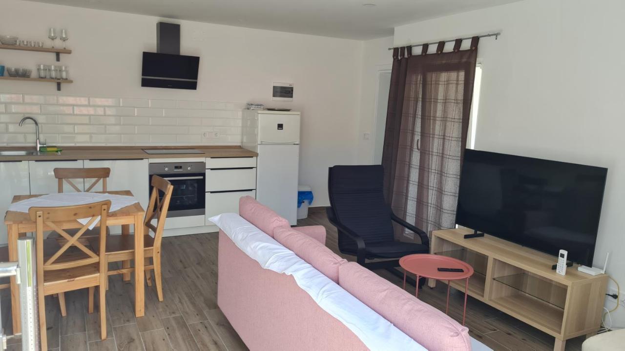 Apartmani Mlinar - One Bedroom Apartment With Seaview Grebastica Bagian luar foto