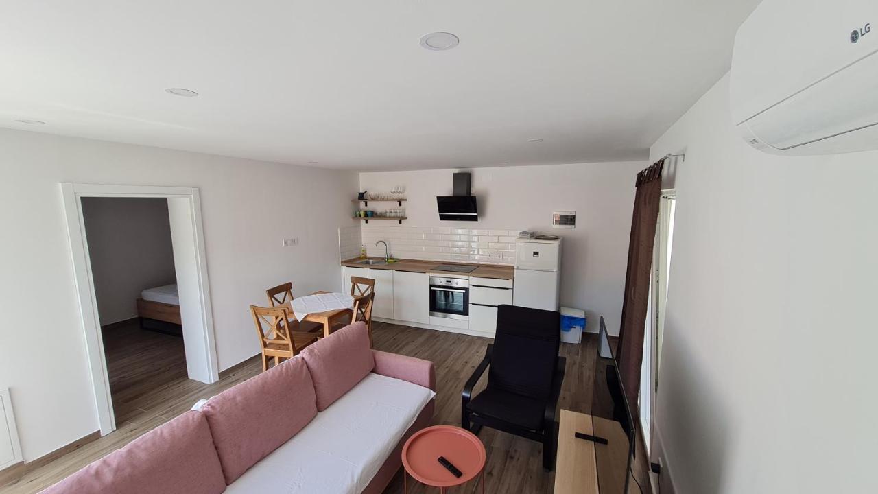 Apartmani Mlinar - One Bedroom Apartment With Seaview Grebastica Bagian luar foto