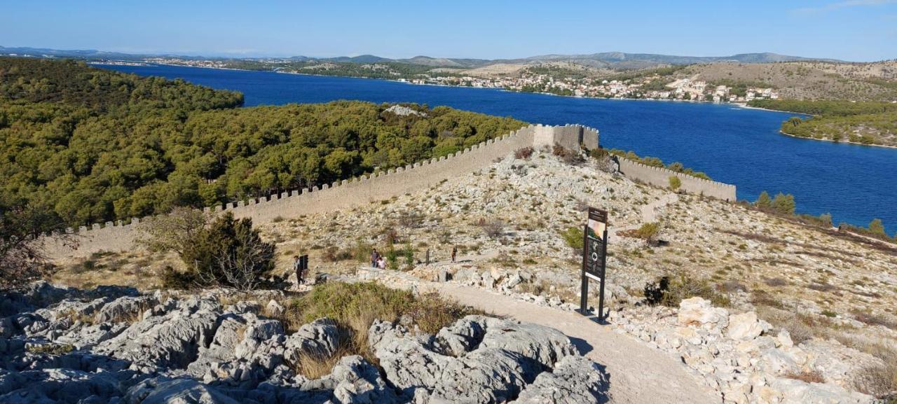 Apartmani Mlinar - One Bedroom Apartment With Seaview Grebastica Bagian luar foto