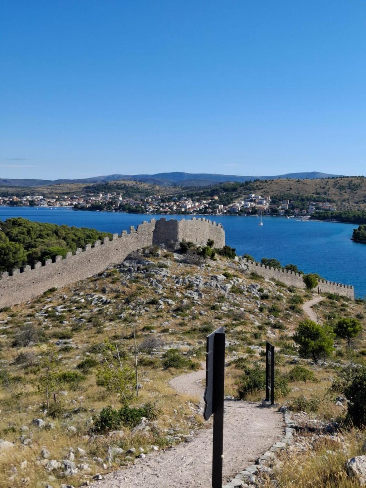 Apartmani Mlinar - One Bedroom Apartment With Seaview Grebastica Bagian luar foto